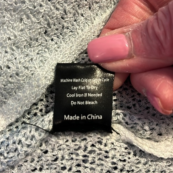 NWOT POL Women’s Blue And Cream Crewneck Sweater Size Medium - Picture 8 of 8